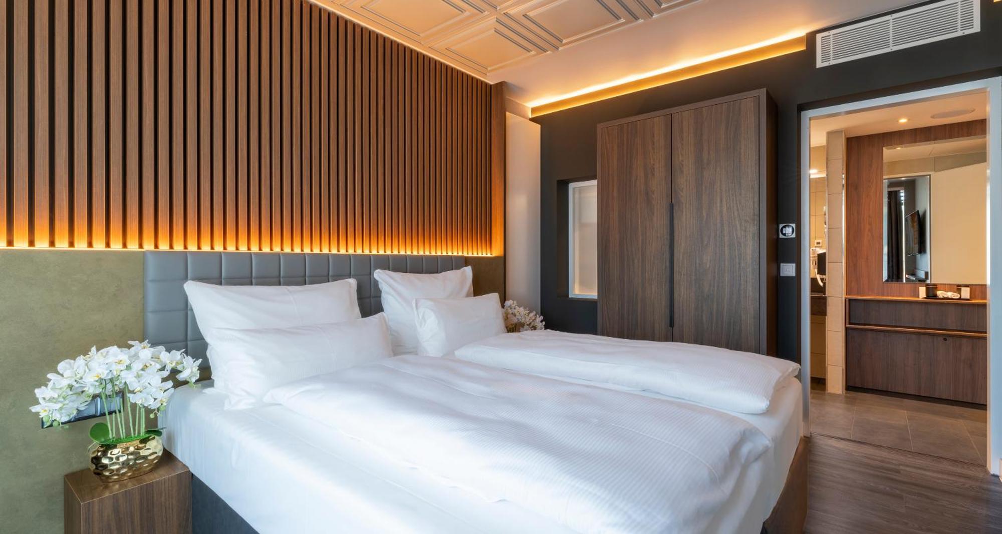 Plaza Premium Hotel 4*