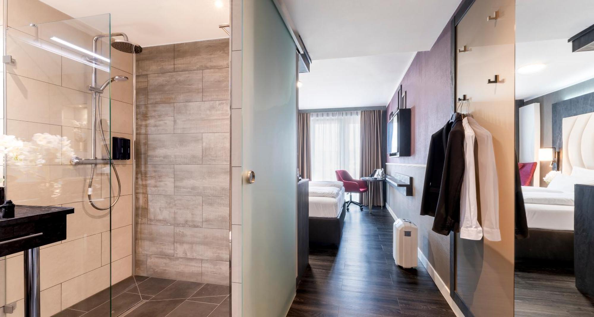 Plaza Premium Hotel 4*