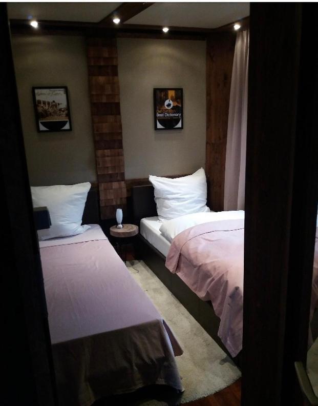 Meet & Sleep In Country house