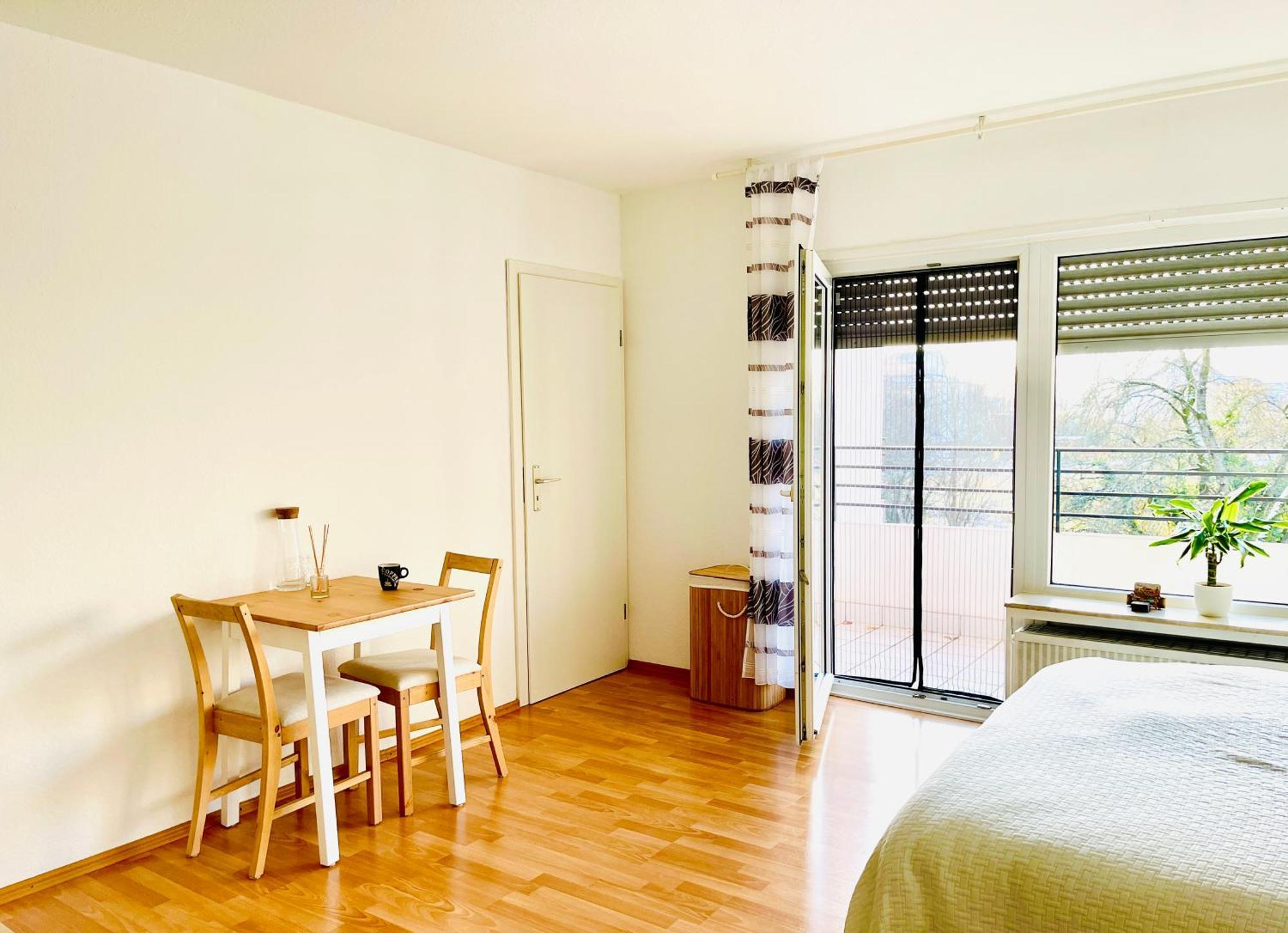 Schoene Mit Balkon In Apartment