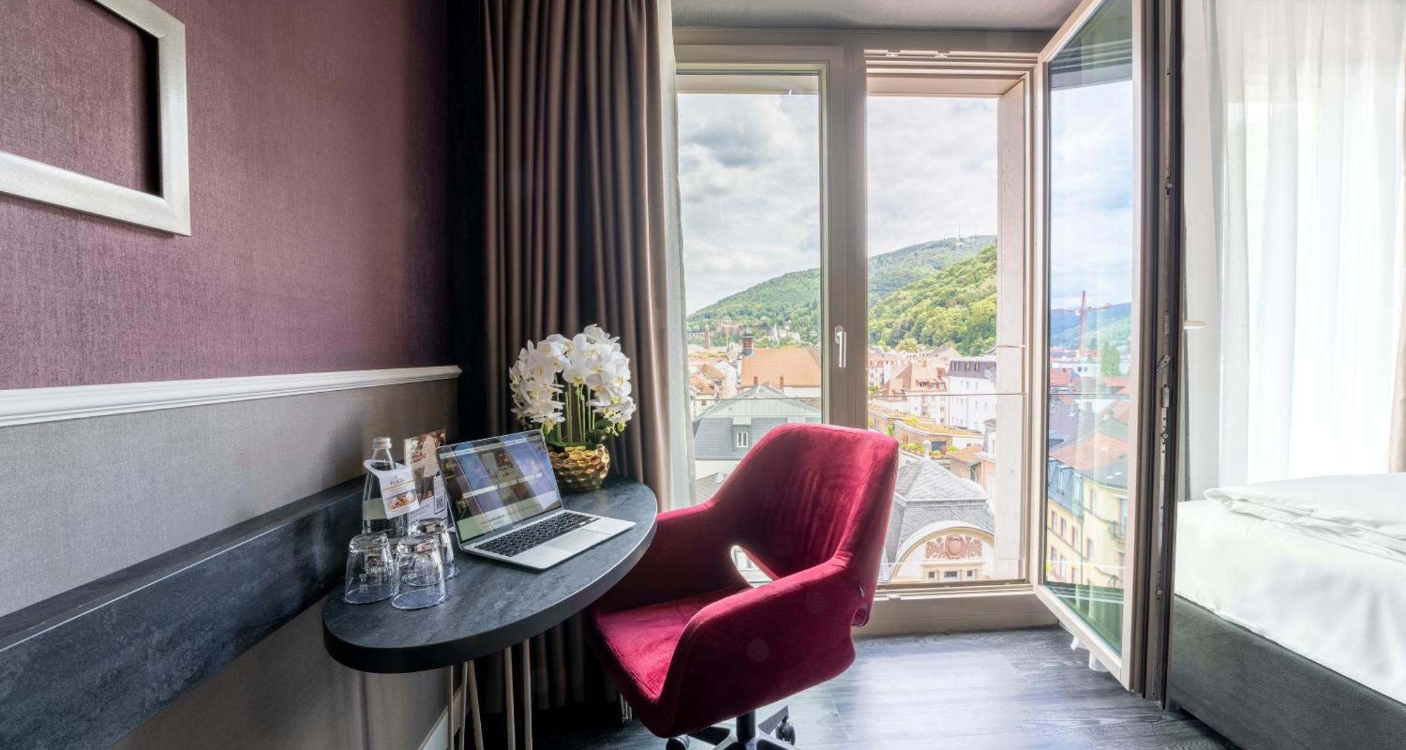 Plaza Premium Hotel 4*