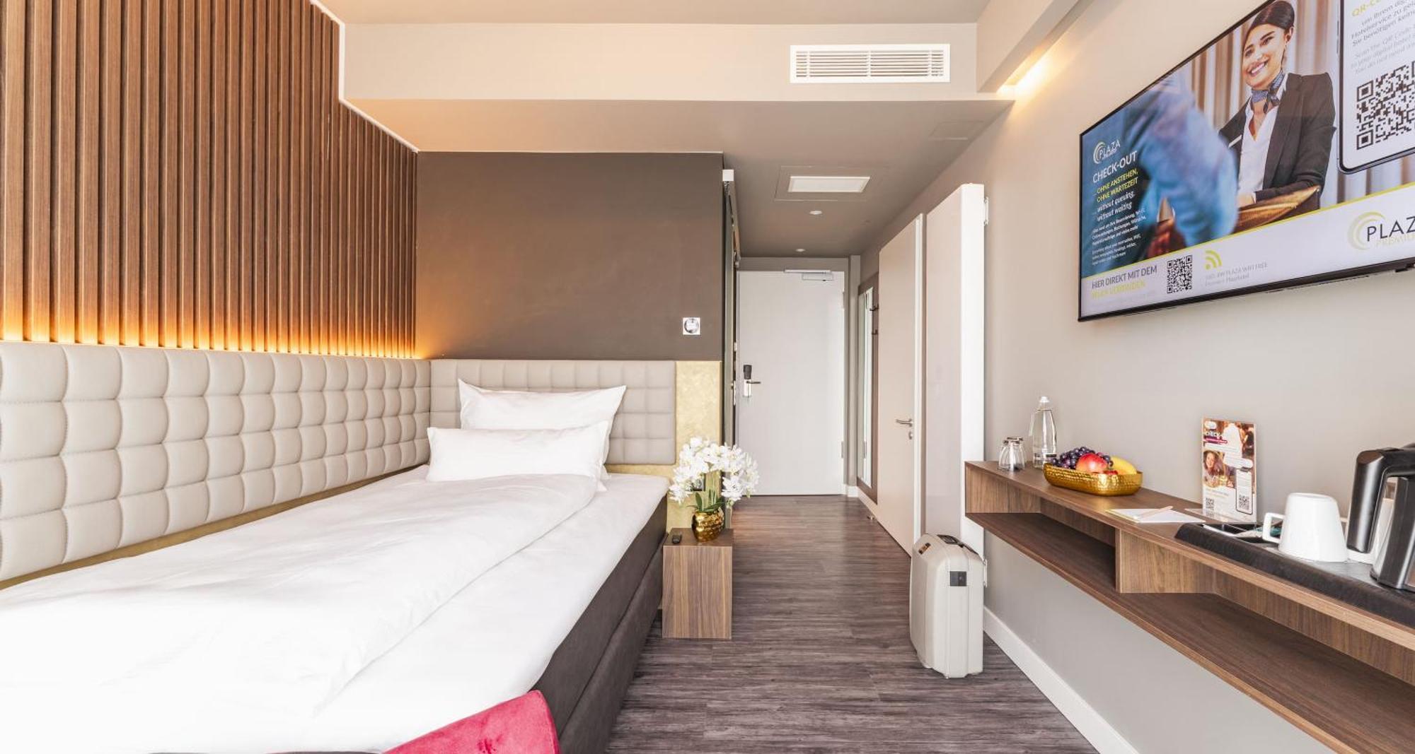Plaza Premium 4*