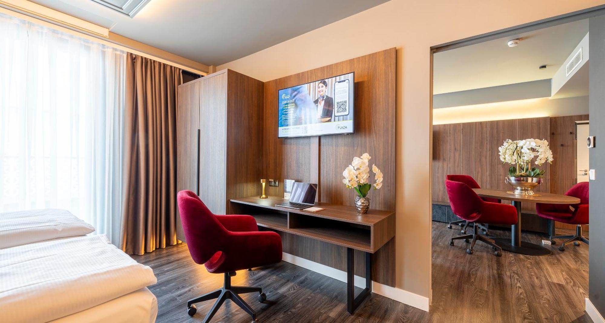 Plaza Premium 4*