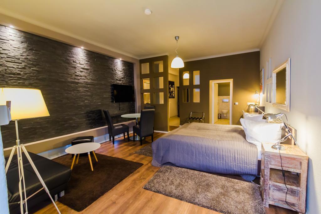 Ben'S Boardinghouse
